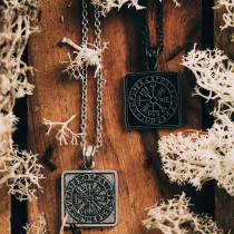  Anhänger mit Kette - Runenkreis Schutzsymbol aus Edelstahl - Silber und Schwarz - Vegvisir